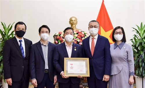 TS. Vũ Thành Tự Anh nhận Kỷ niệm chương “Vì sự nghiệp ngoại giao Việt Nam”